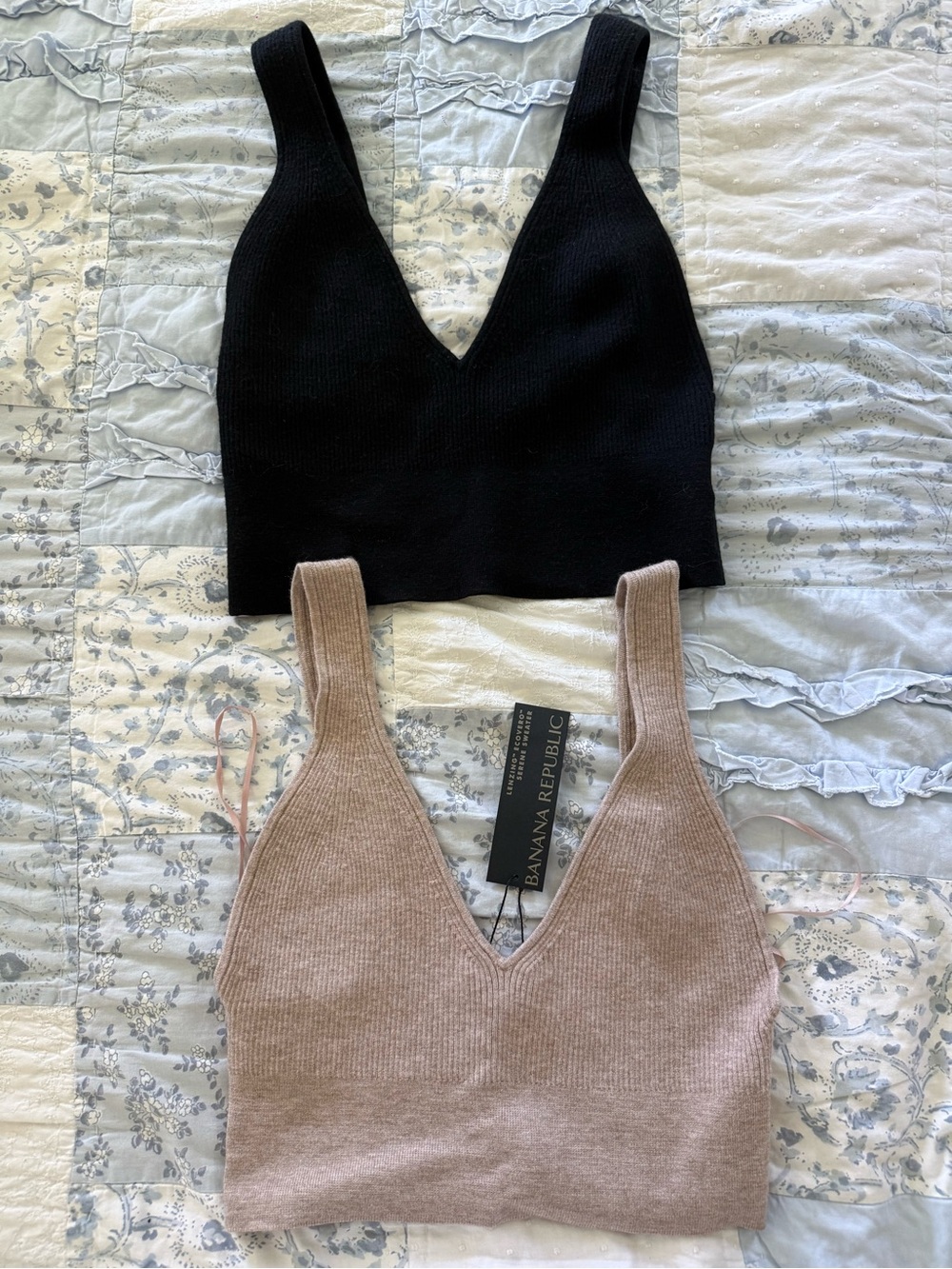 Banana Republic Ribbed V-Neck Tank in Beige